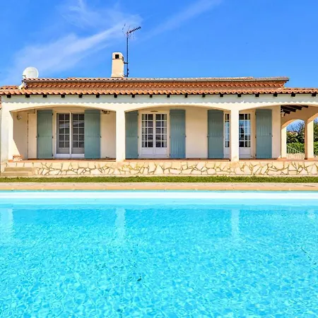 Awesome In Bellegarde With Kitchen Holiday home Bellegarde (Gard)