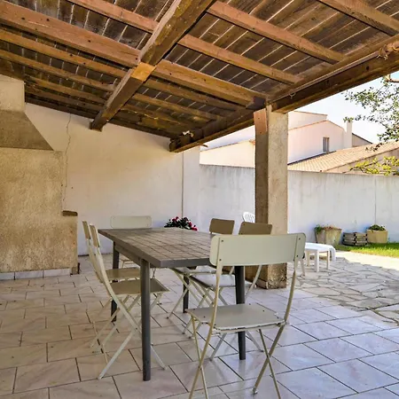 Holiday home Beautiful In Bellegarde (Gard)