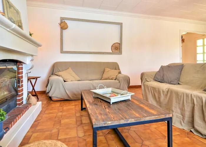 Дом отдыха 4 Bedroom Lovely In