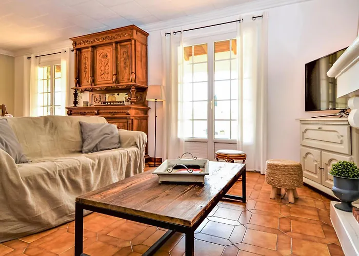 Дом отдыха 4 Bedroom Lovely In *